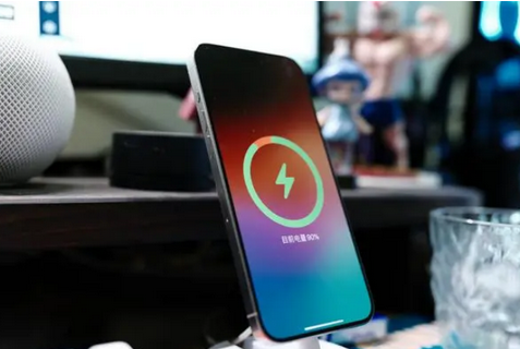 大理苹果15换屏服务分享用什么充电器给iPhone15充电更好 